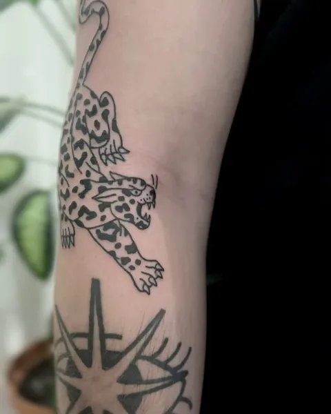 Ignorant tatuaż geparda z grubym konturem na przedramieniu — Tattoo, Wujek Darek Tattoo, Warszawa