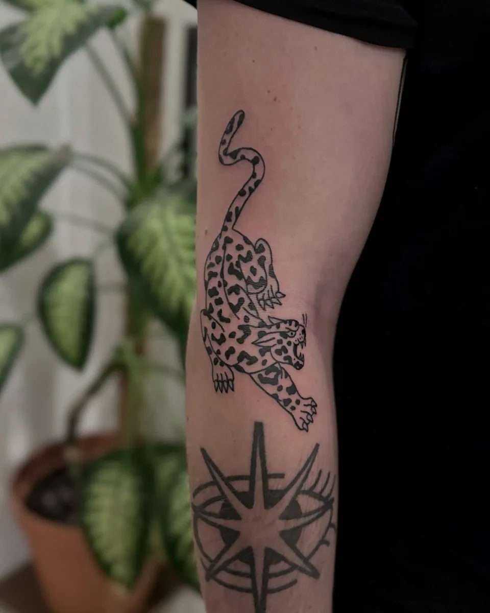 Ignorant tatuaż geparda z grubym konturem na przedramieniu (2) — Tattoo, Wujek Darek Tattoo, Warszawa
