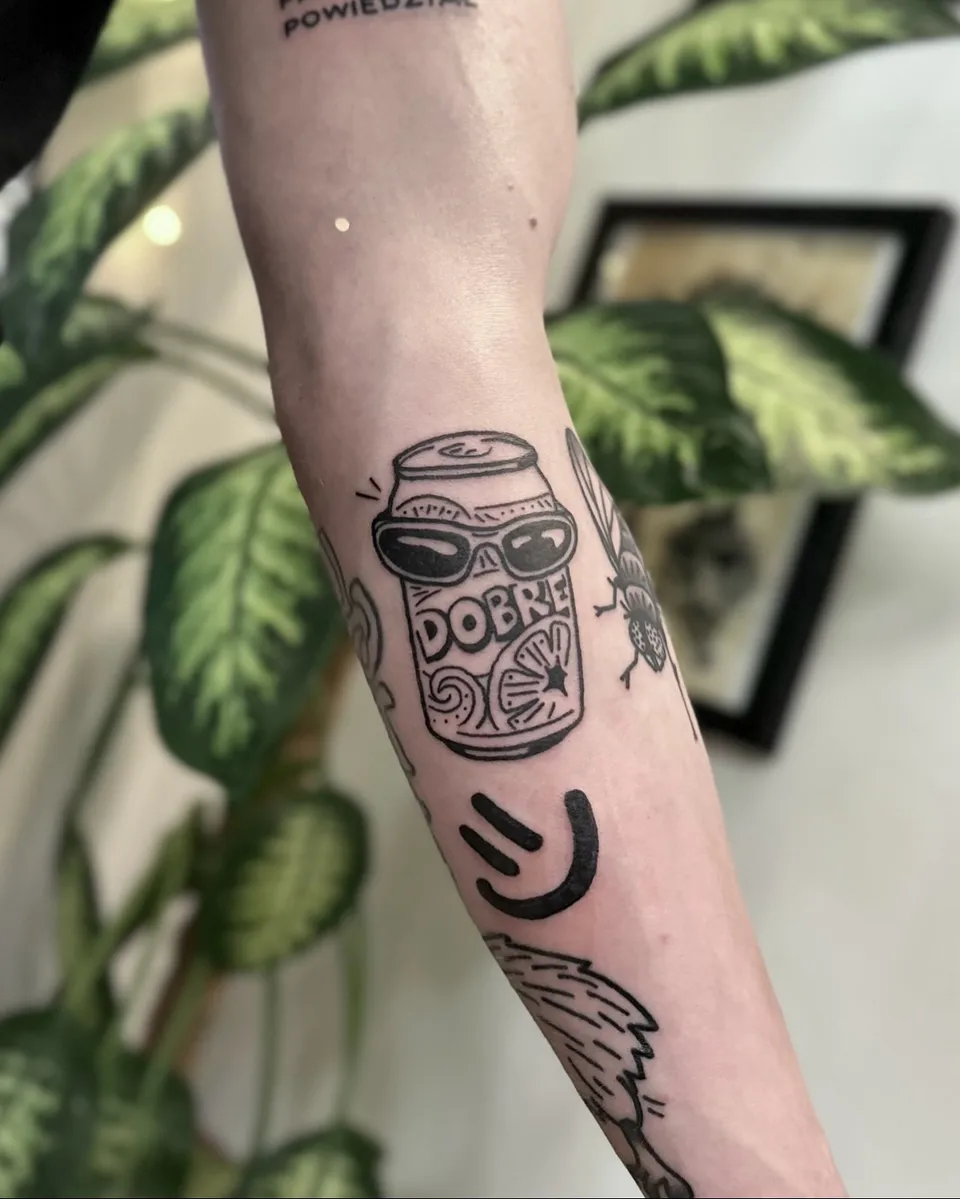 Ignorant tatuaż puszki z okularami i muchą na przedramieniu (2) — Tattoo, Wujek Darek Tattoo, Warszawa