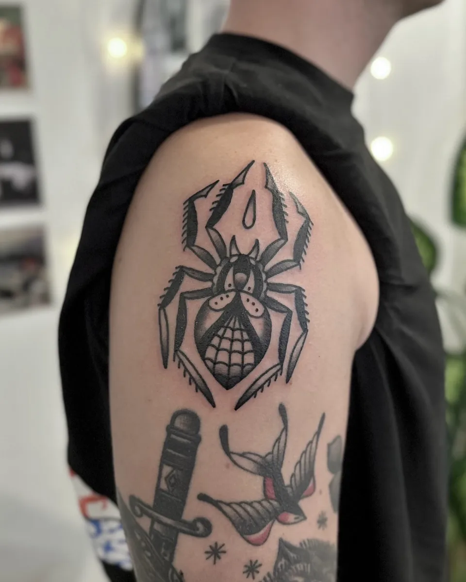 Tatuaż pająka w stylu gruby kontur na ramieniu — Tattoo, Wujek Darek Tattoo, Warszawa