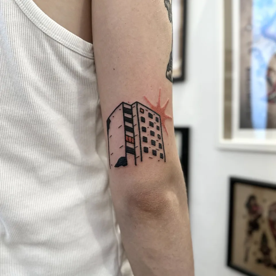 Tatuaż na nadgarstku wycierany gazą w rękawiczce (2) — Tattoo, Wujek Darek Tattoo, Warszawa