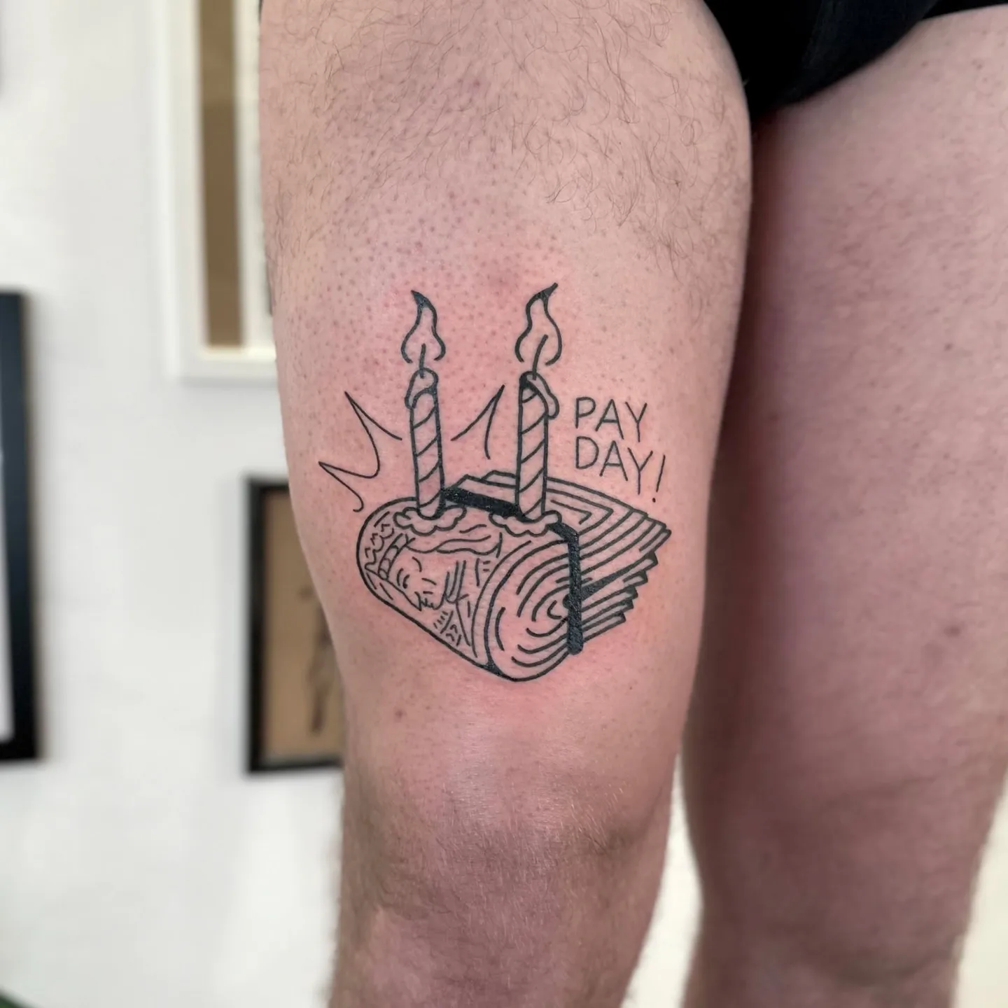 Ignorant tatuaż zwitek banknotów ze świeczkami na udzie — Tattoo, Wujek Darek Tattoo, Warszawa