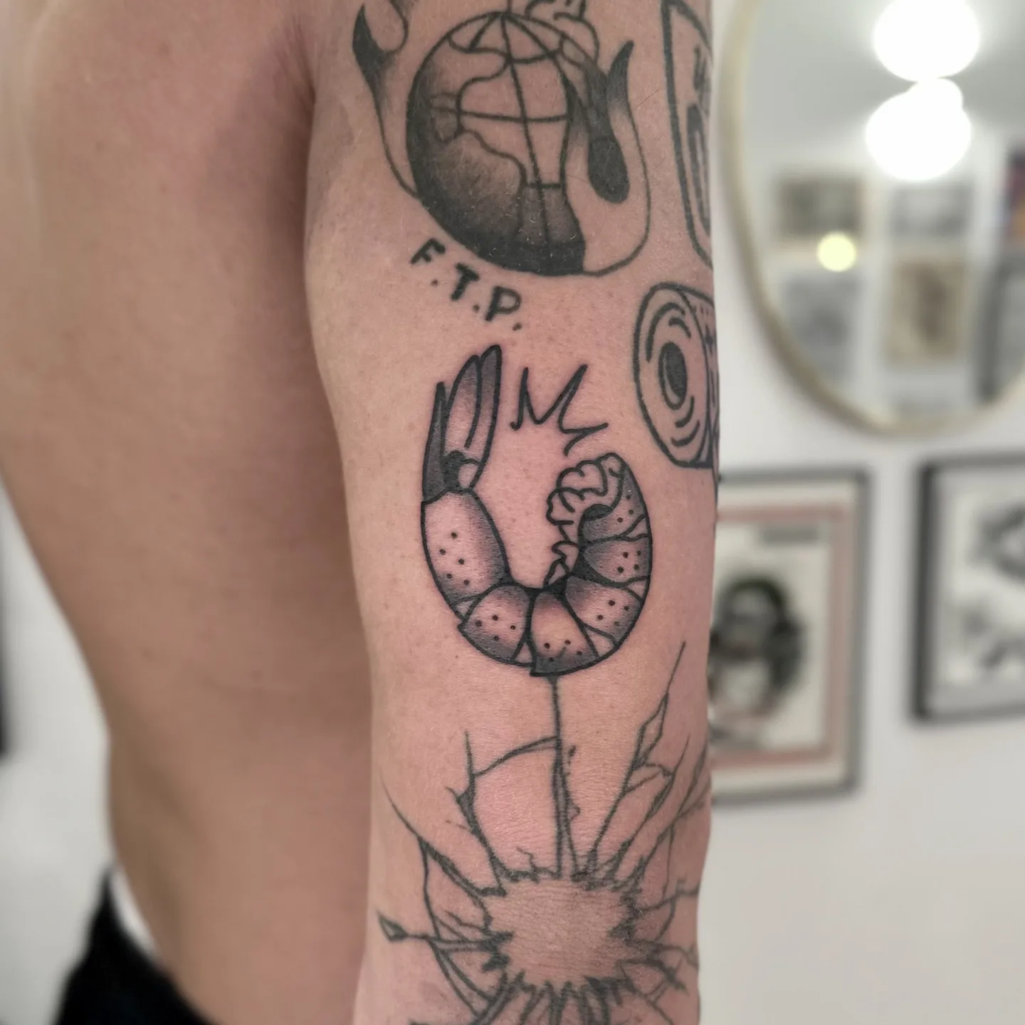 Ignorant tatuaż krewetki na ramieniu z grubym konturem — Tattoo, Wujek Darek Tattoo, Warszawa