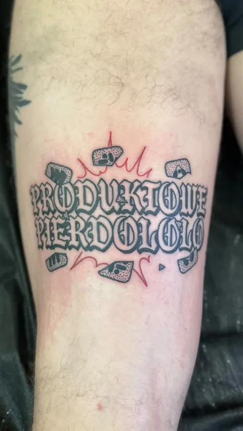 Ignorant lettering tatuaż na przedramieniu z grubym konturem — Tattoo, Wujek Darek Tattoo, Warszawa