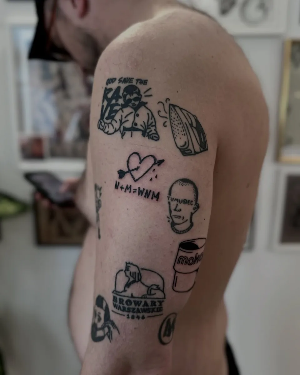 Ignorant tatuaż flash z memicznymi motywami na ramieniu i żebrach — Tattoo, Wujek Darek Tattoo, Warszawa