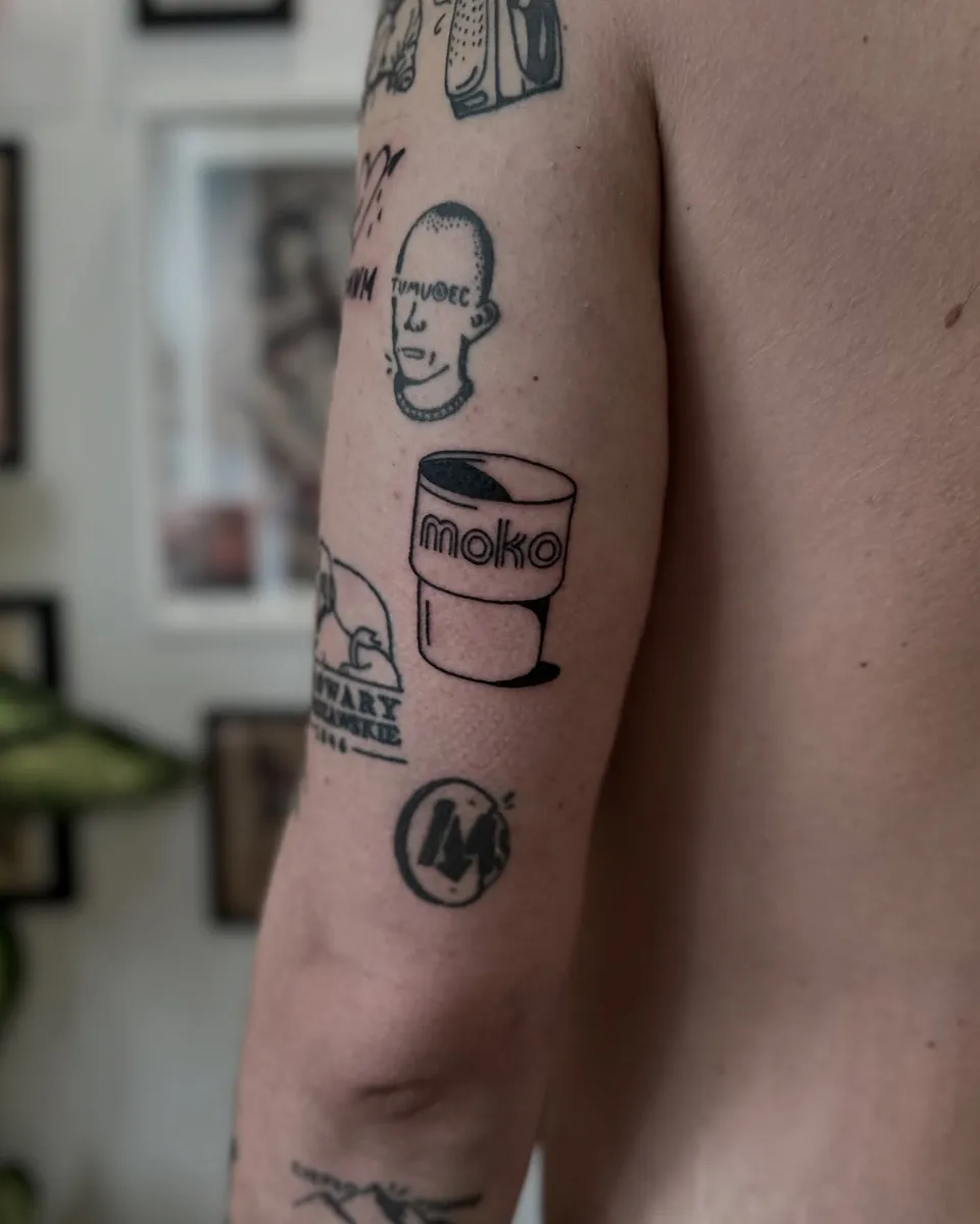 Ignorant tatuaż flash z memicznymi motywami na ramieniu i żebrach (2) — Tattoo, Wujek Darek Tattoo, Warszawa