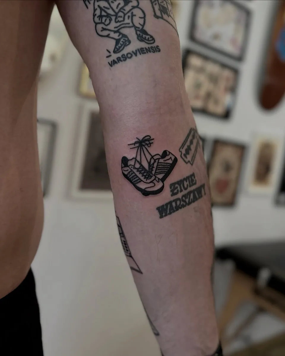 Ignorant tatuaż flash z memicznymi motywami na ramieniu i żebrach (3) — Tattoo, Wujek Darek Tattoo, Warszawa