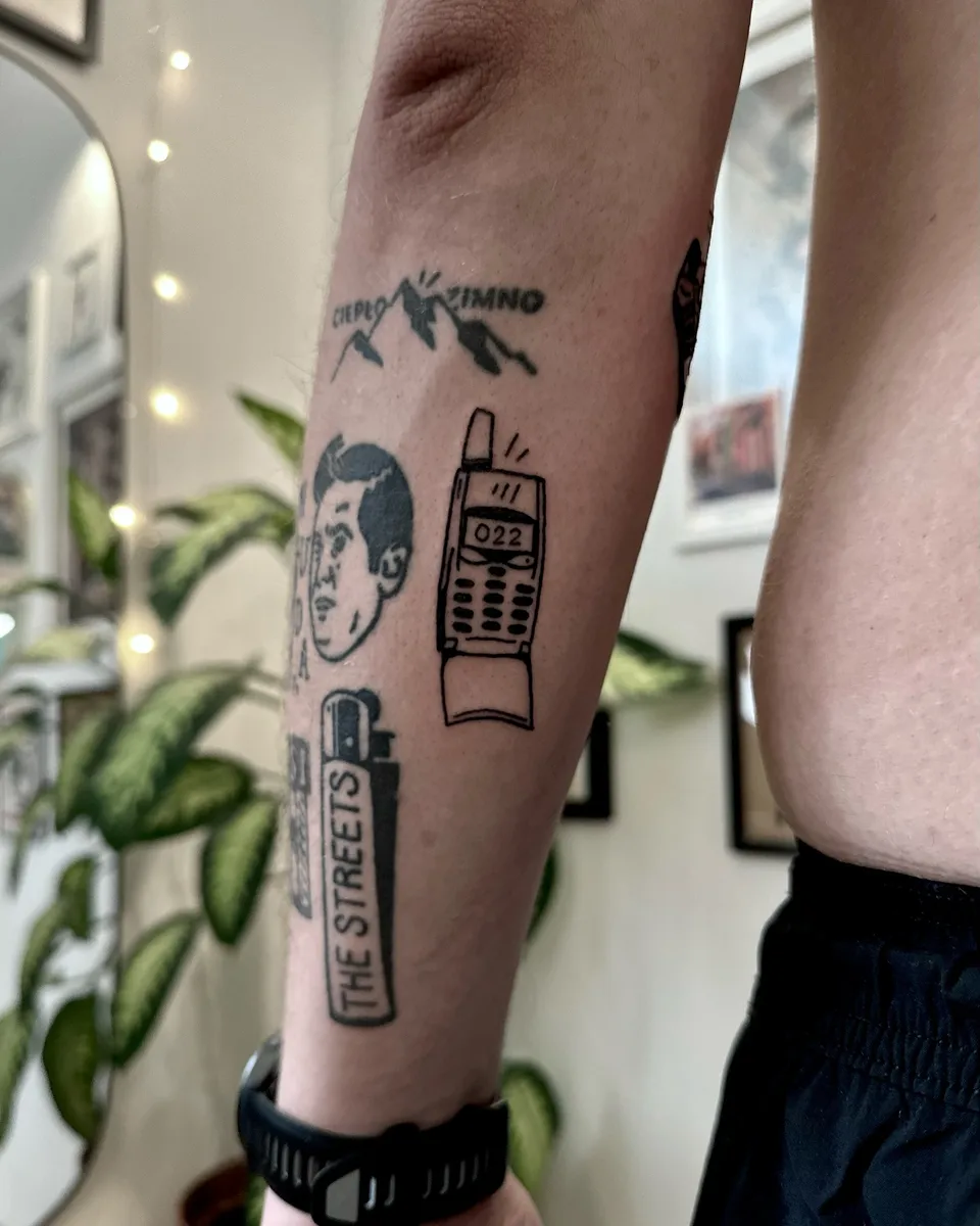 Ignorant tatuaż flash z memicznymi motywami na ramieniu i żebrach (4) — Tattoo, Wujek Darek Tattoo, Warszawa