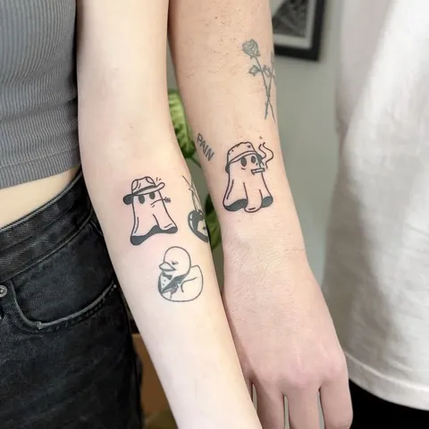 Dwa pasujące tatuaże duchów w bucket hatach na przedramionach — Tattoo, Wujek Darek Tattoo, Warszawa