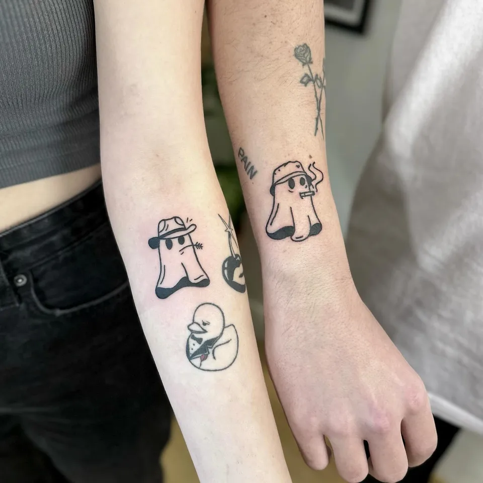 Dwa pasujące tatuaże duchów w bucket hatach na przedramionach (2) — Tattoo, Wujek Darek Tattoo, Warszawa