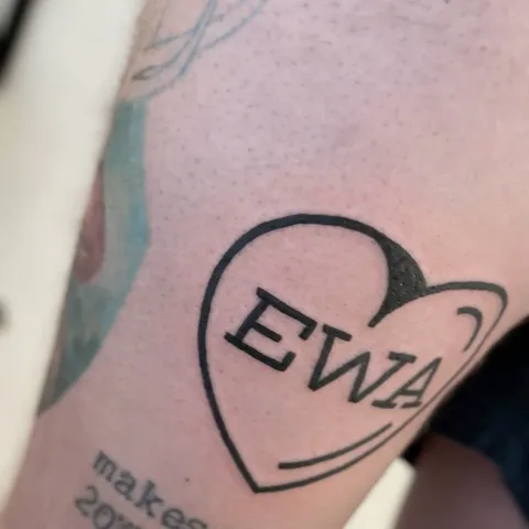 Tatuaż serca z grubym konturem i napisem na ramieniu — Tattoo, Wujek Darek Tattoo, Warszawa