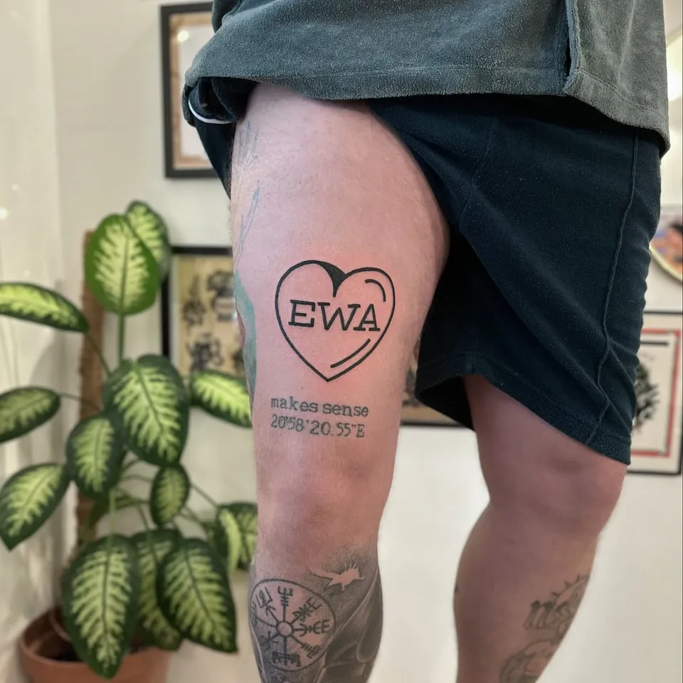 Tatuaż serca z grubym konturem i napisem na ramieniu (2) — Tattoo, Wujek Darek Tattoo, Warszawa