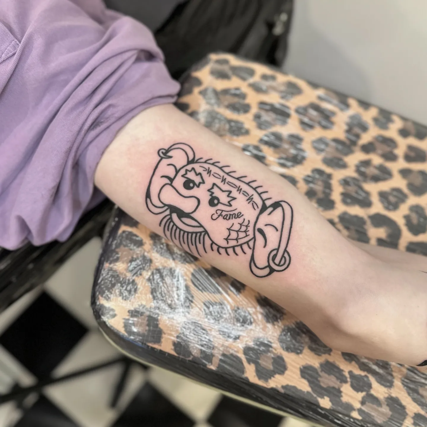 Ignorant tatuaż głowy demona z grubym konturem na przedramieniu — Tattoo, Wujek Darek Tattoo, Warszawa