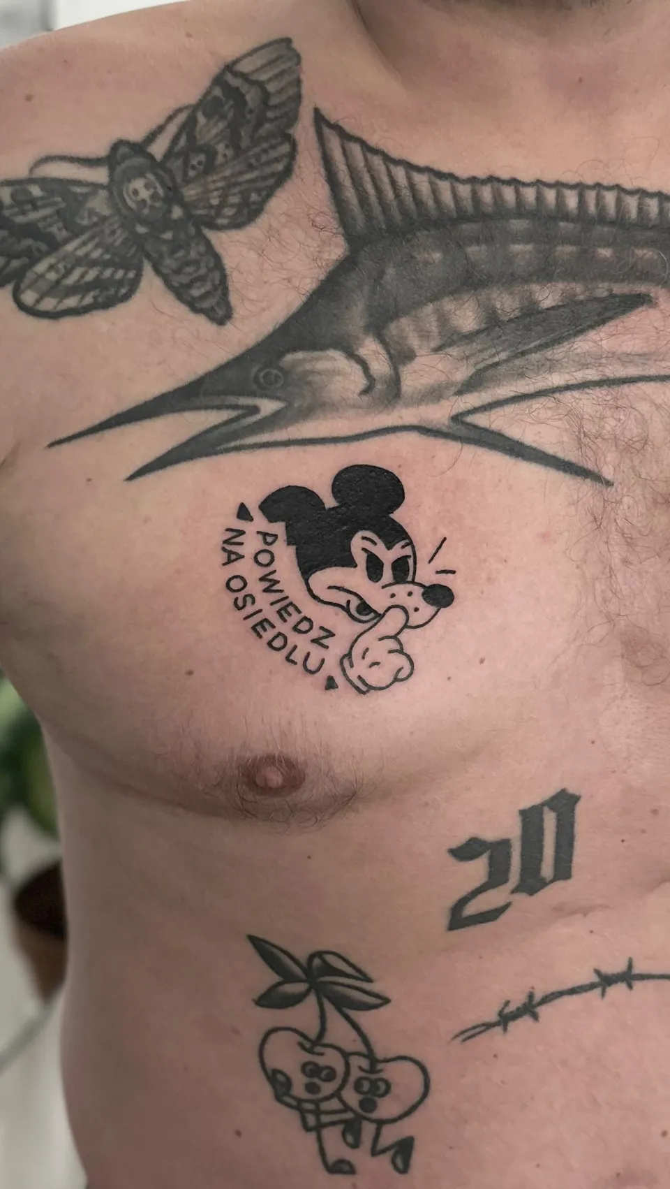 Ignorant tatuaż Mickey Mouse z grubym konturem na klatce piersiowej — Tattoo, Wujek Darek Tattoo, Warszawa