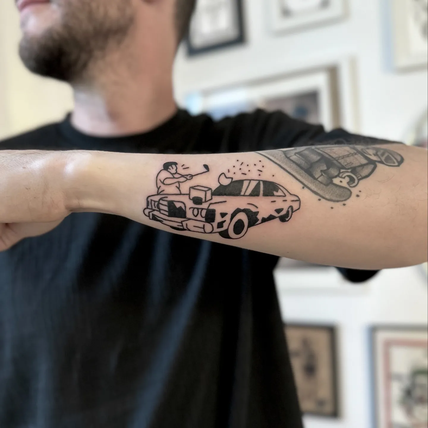 Ignorant tatuaż z postacią niszczącą samochód kijem golfowym na przedramieniu — Tattoo, Wujek Darek Tattoo, Warszawa