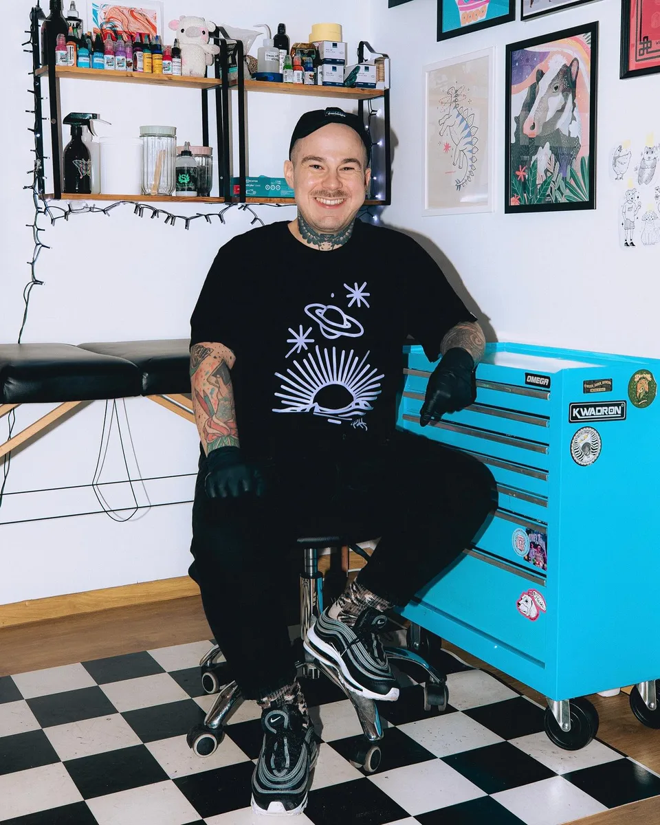 Artysta tatuażu w czarnych rękawiczkach z lamparcia opaską na oczach (2) — Tattoo, Wujek Darek Tattoo, Warszawa