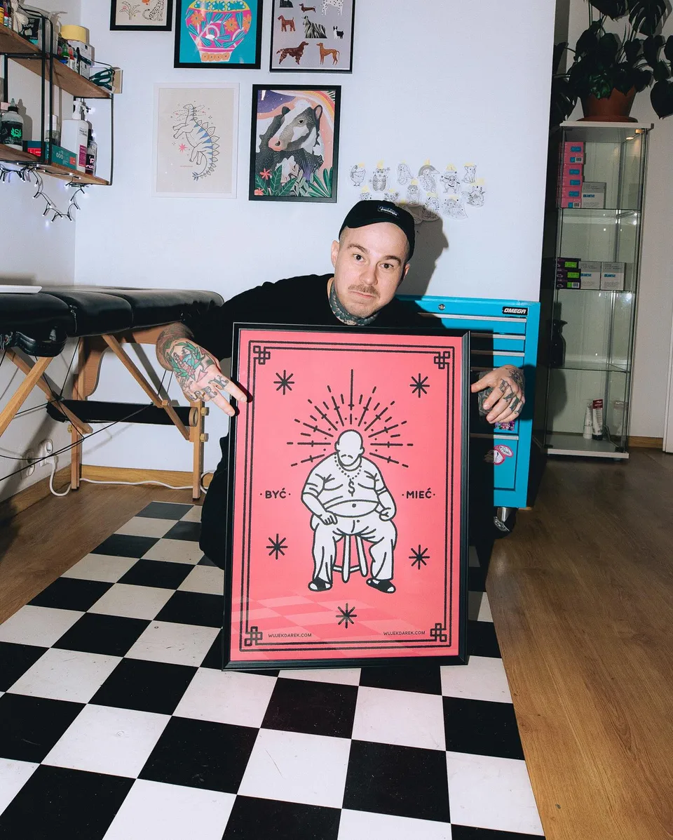 Artysta tatuażu w czarnych rękawiczkach z lamparcia opaską na oczach (3) — Tattoo, Wujek Darek Tattoo, Warszawa
