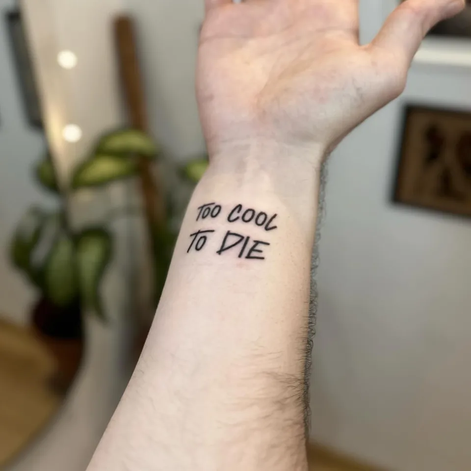 Ignorant tatuaż z grubym konturem na nadgarstku – dwie linijki liter — Tattoo, Wujek Darek Tattoo, Warszawa