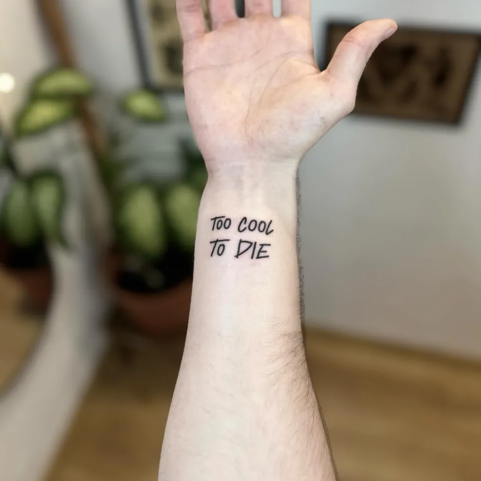 Ignorant tatuaż z grubym konturem na nadgarstku – dwie linijki liter (2) — Tattoo, Wujek Darek Tattoo, Warszawa