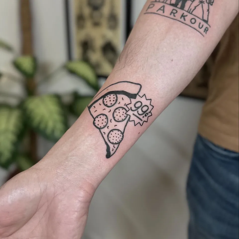 Ignorant tatuaż kawałka pizzy z pepperoni na przedramieniu — Tattoo, Wujek Darek Tattoo, Warszawa