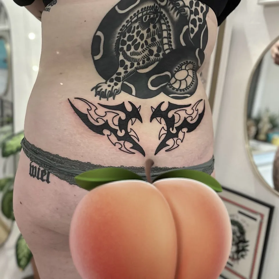 Gruby kontur ignorant — wąż i tribal na plecach i lędźwiach (2) — Tattoo, Wujek Darek Tattoo, Warszawa