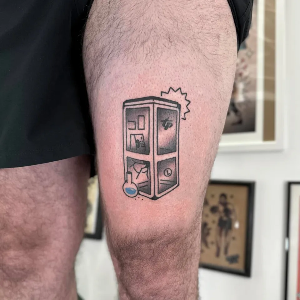 Ignorant tatuaż budki telefonicznej z kolbą laboratoryjną na udzie — Tattoo, Wujek Darek Tattoo, Warszawa