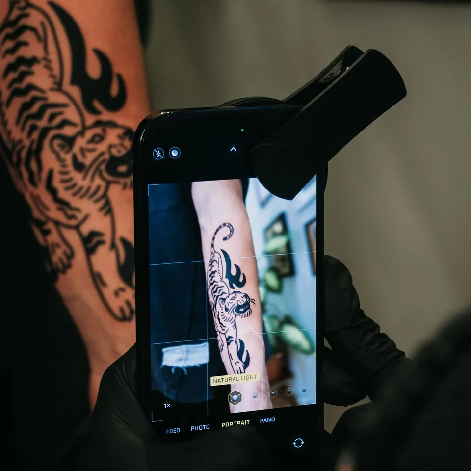 Tatuażysta podczas pracy z miedzianą maszyną rotacyjną (4) — Tattoo, Wujek Darek Tattoo, Warszawa