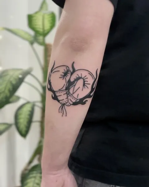 Tatuaż rękawic bokserskich z porożem w stylu ignorant blackwork — Tattoo, Wujek Darek Tattoo, Warszawa
