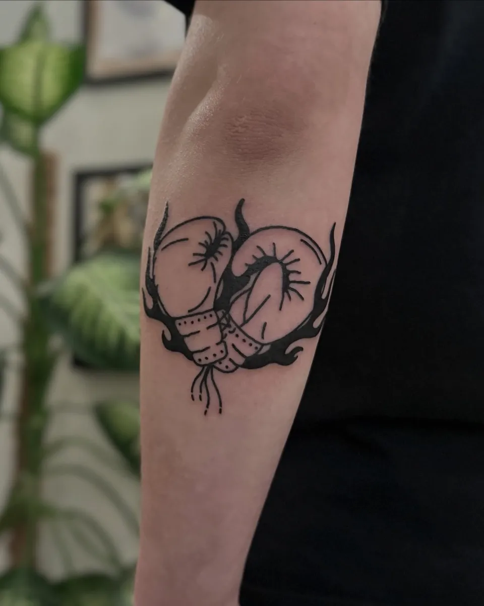 Tatuaż rękawic bokserskich z porożem w stylu ignorant blackwork (2) — Tattoo, Wujek Darek Tattoo, Warszawa
