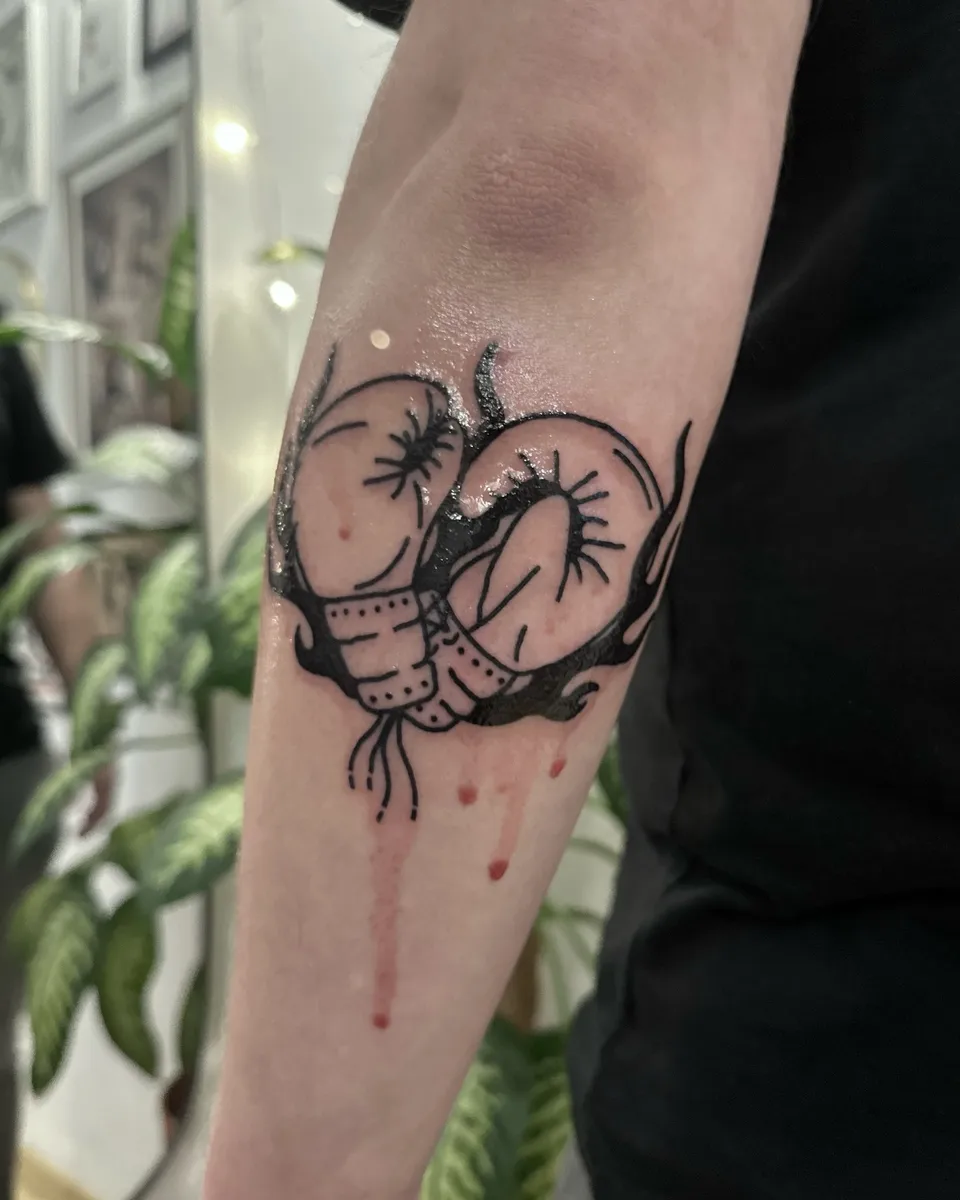Tatuaż rękawic bokserskich z porożem w stylu ignorant blackwork (3) — Tattoo, Wujek Darek Tattoo, Warszawa