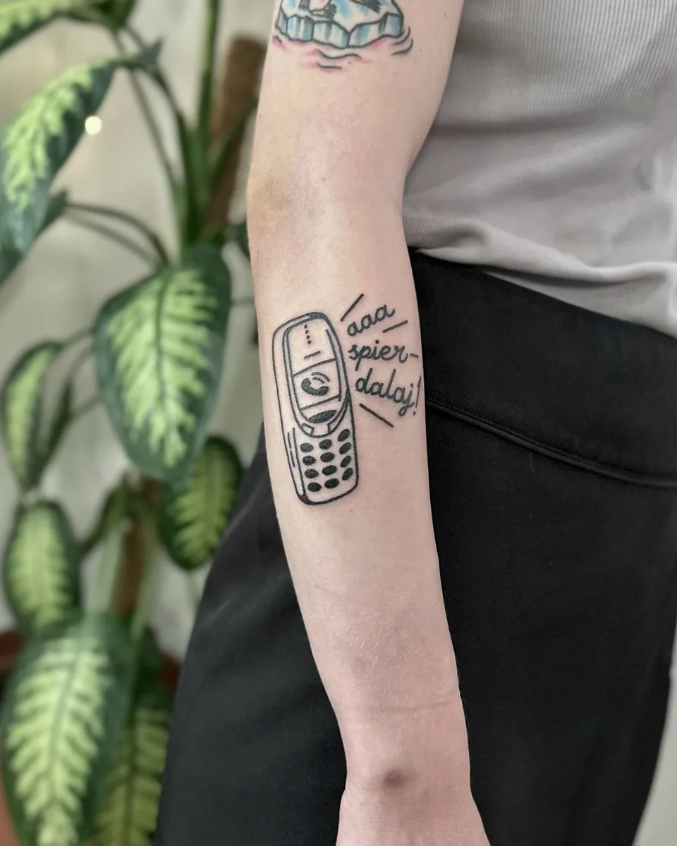 Ignorant tatuaż starej nokii na przedramieniu z dymkiem komiksowym (2) — Tattoo, Wujek Darek Tattoo, Warszawa