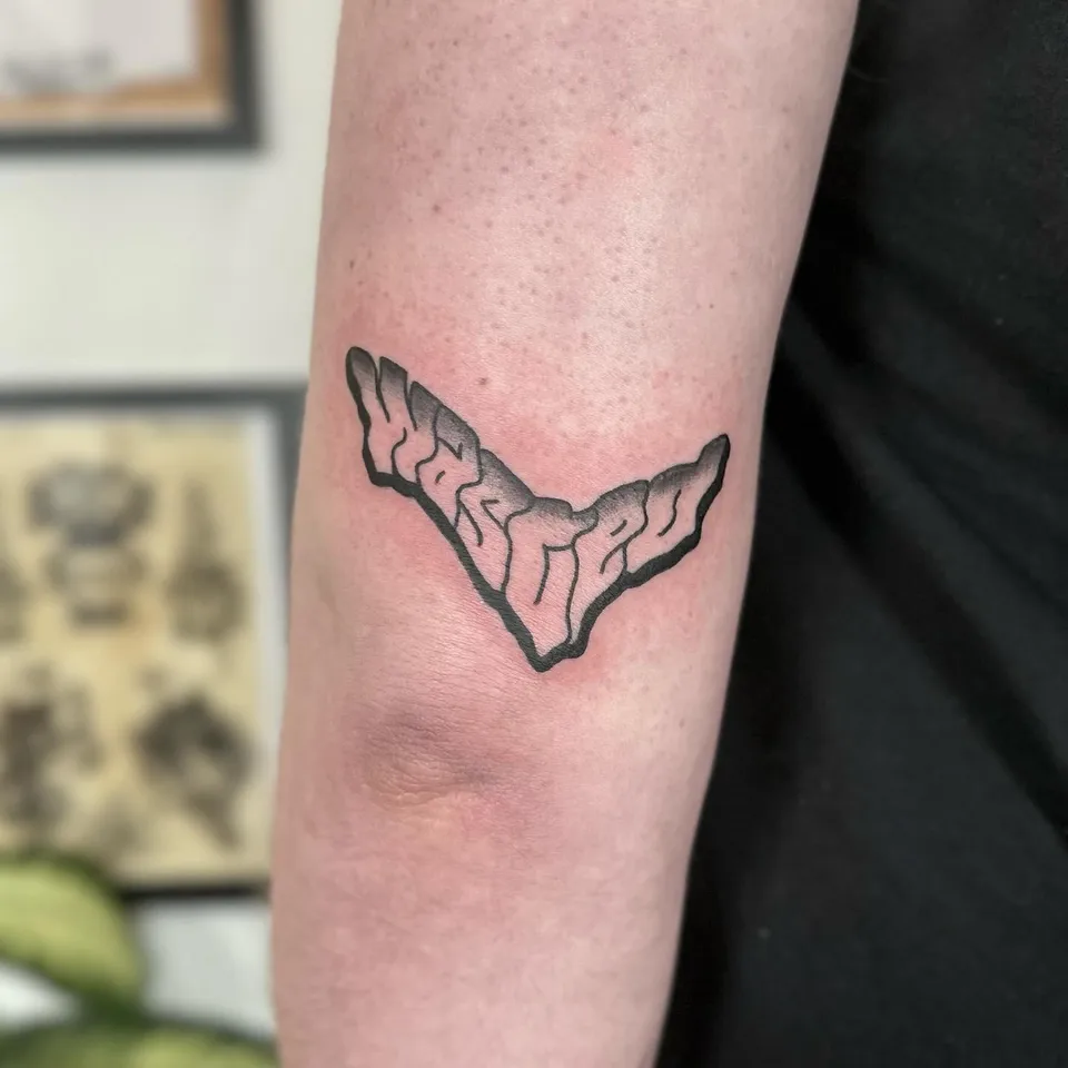 Ignorant tatuaż z napisem na zgięciu łokcia w grubym konturze — Tattoo, Wujek Darek Tattoo, Warszawa