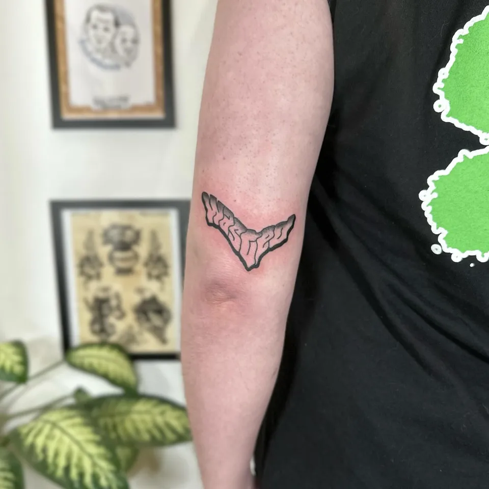 Ignorant tatuaż z napisem na zgięciu łokcia w grubym konturze (2) — Tattoo, Wujek Darek Tattoo, Warszawa