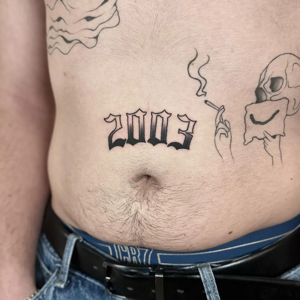 Ignorant tatuaż z czaszką i czteroznakowym napisem na brzuchu — Tattoo, Wujek Darek Tattoo, Warszawa