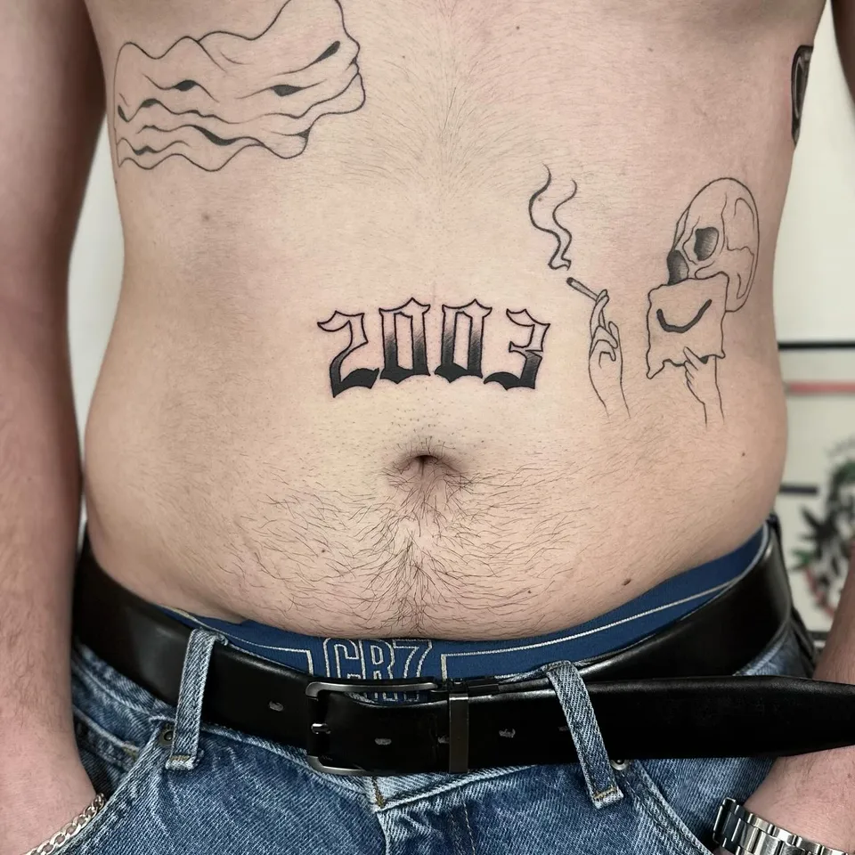 Ignorant tatuaż z czaszką i czteroznakowym napisem na brzuchu (2) — Tattoo, Wujek Darek Tattoo, Warszawa