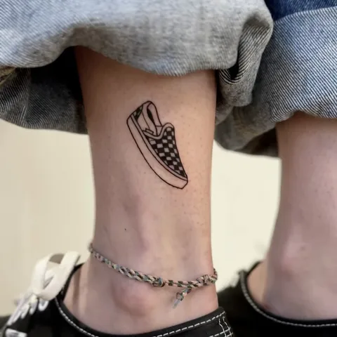 Ignorant tatuaż tenisówki w kratę na kostce — Tattoo, Wujek Darek Tattoo, Warszawa