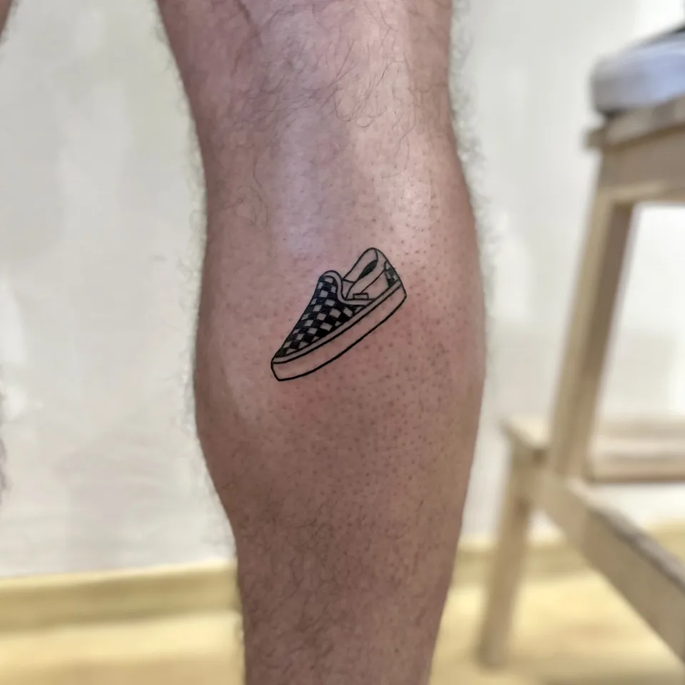 Ignorant tatuaż tenisówki w kratę na kostce (2) — Tattoo, Wujek Darek Tattoo, Warszawa