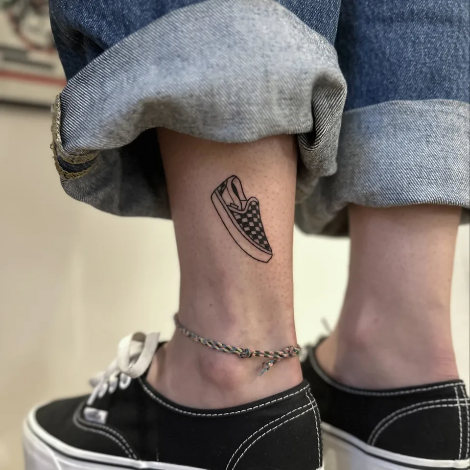 Ignorant tatuaż tenisówki w kratę na kostce (3) — Tattoo, Wujek Darek Tattoo, Warszawa