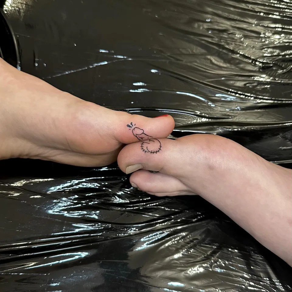 Ignorant tatuaż kotka na palcu u nogi — Tattoo, Wujek Darek Tattoo, Warszawa