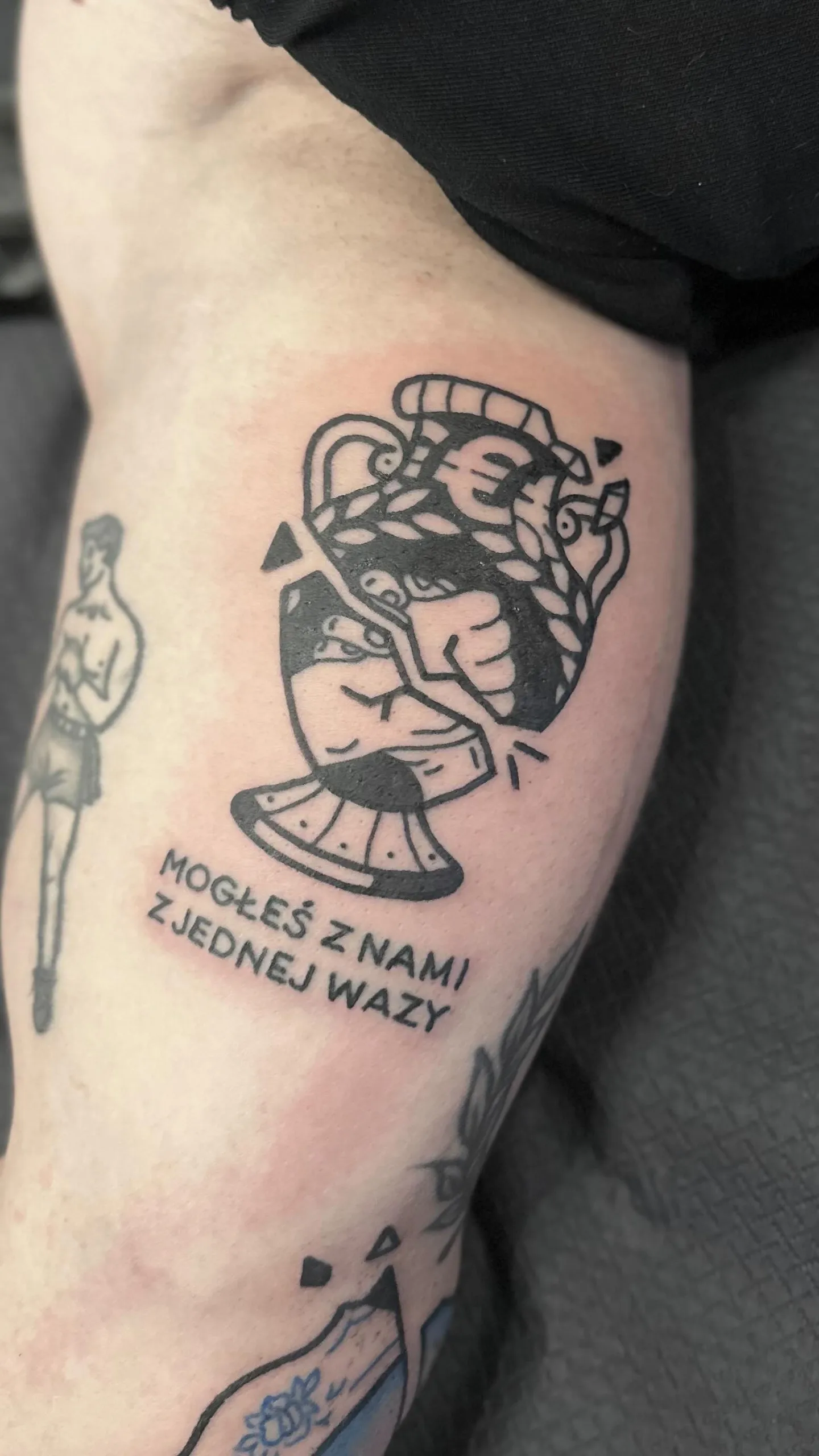 Ignorant tatuaż rozbitego dzbana z pięścią i grubym konturem — Tattoo, Wujek Darek Tattoo, Warszawa