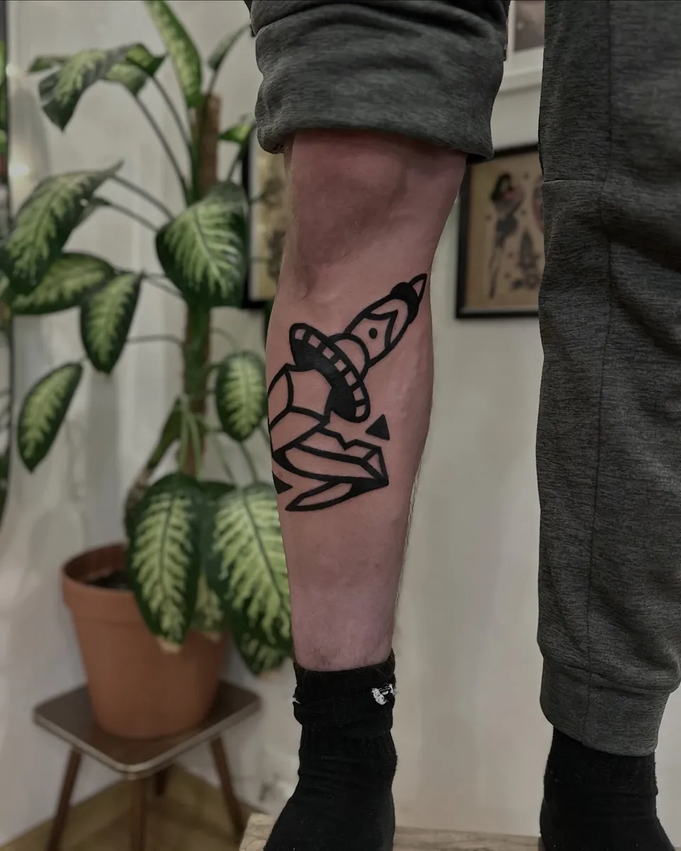 Ignorant tatuaż sztyletu wbitego w geometryczny kryształ na łydce (3) — Tattoo, Wujek Darek Tattoo, Warszawa