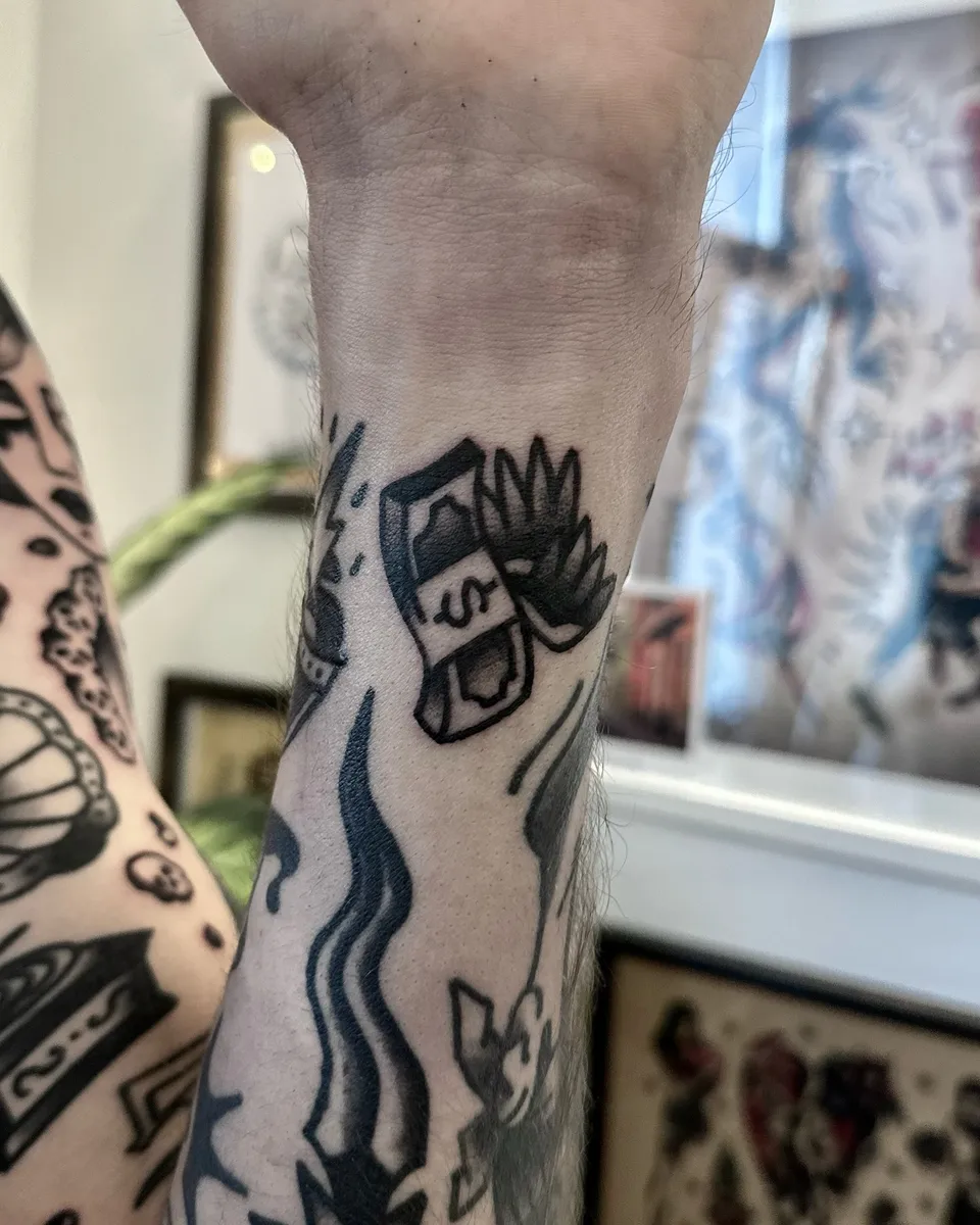 Ignorant tatuaż płonącego banknotu na nadgarstku — Tattoo, Wujek Darek Tattoo, Warszawa