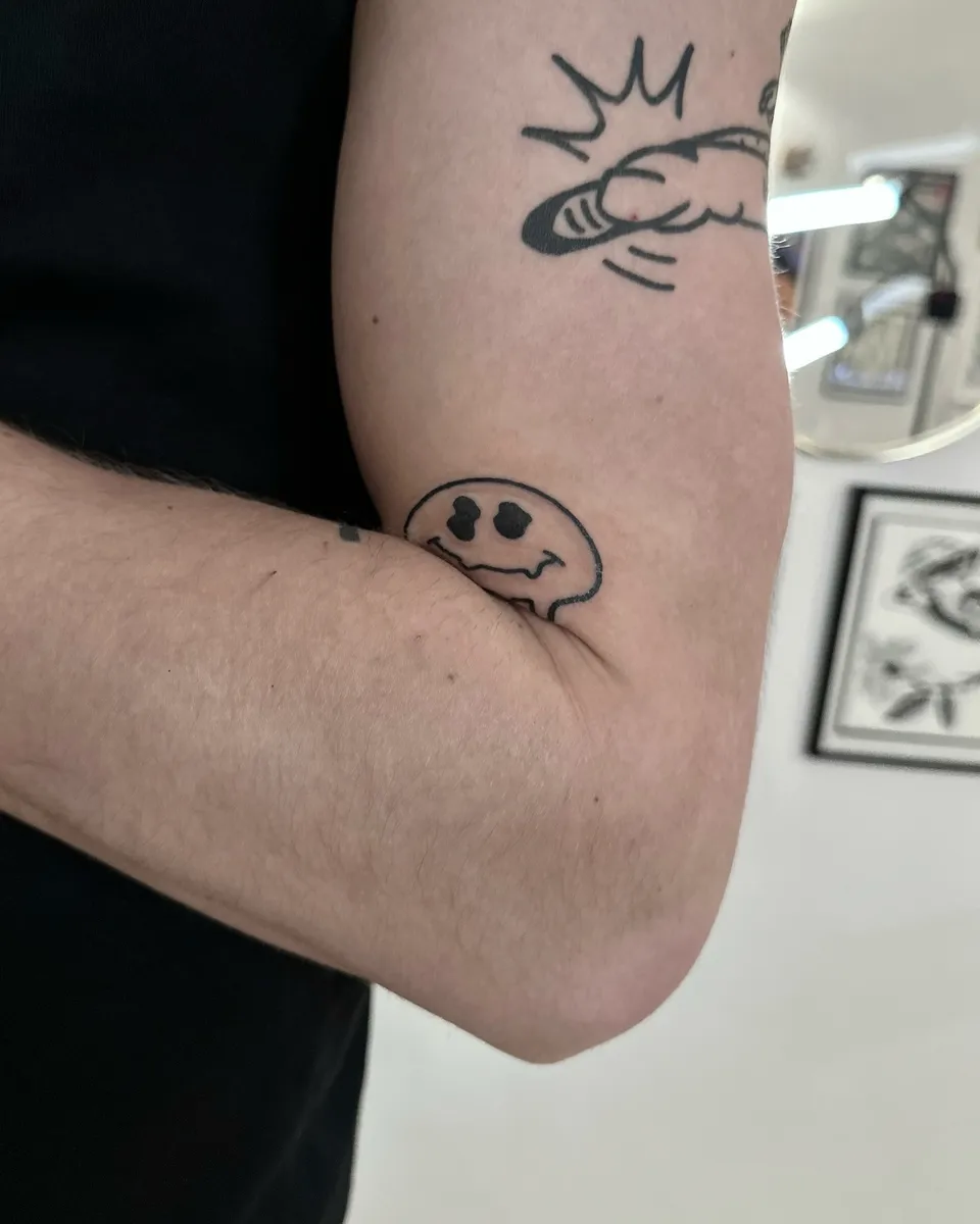 Ignorant tatuaż płonącego banknotu na nadgarstku (2) — Tattoo, Wujek Darek Tattoo, Warszawa