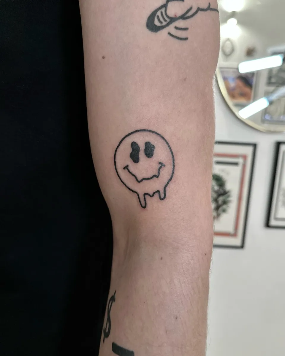 Ignorant tatuaż płonącego banknotu na nadgarstku (3) — Tattoo, Wujek Darek Tattoo, Warszawa