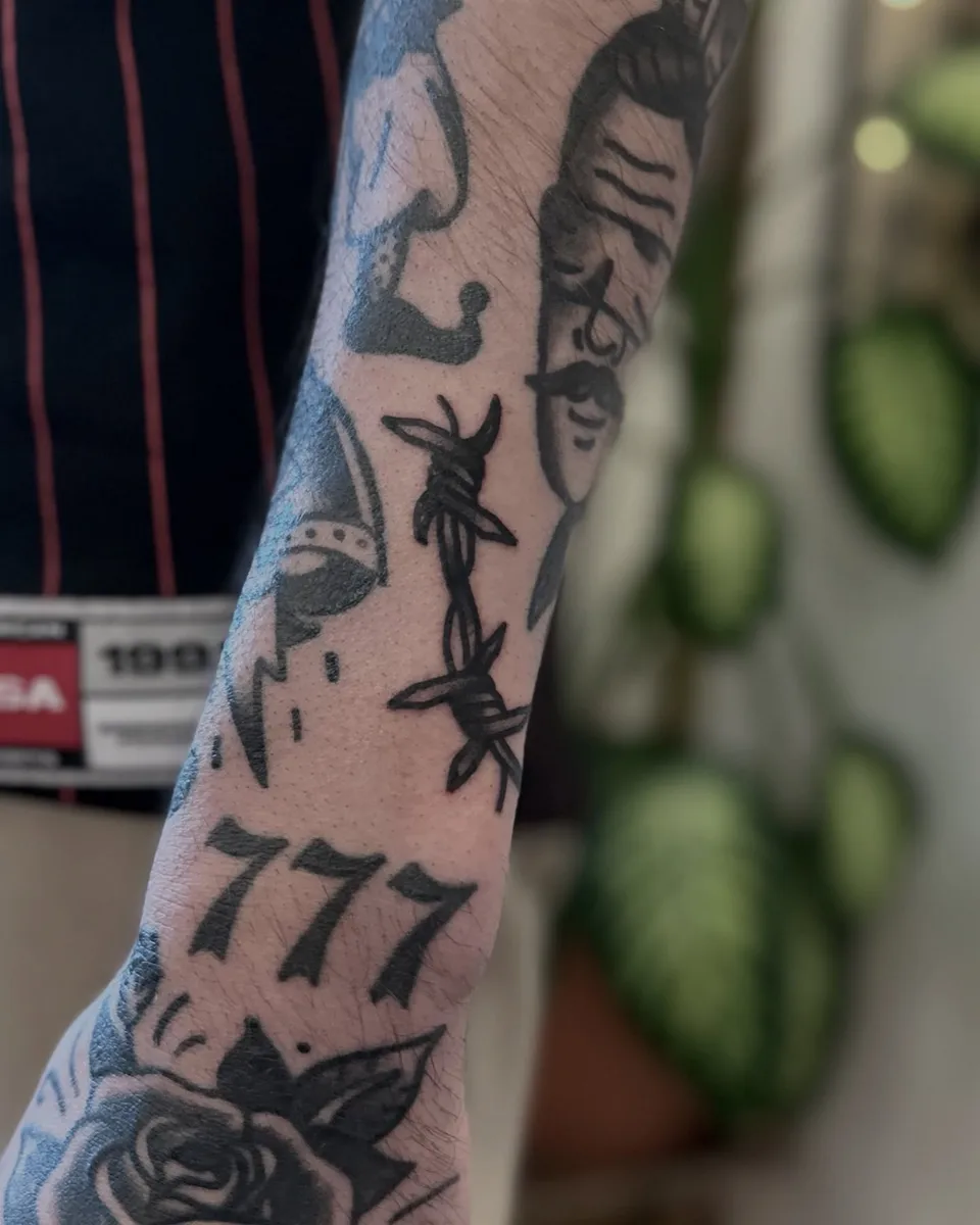 Ignorant tatuaż płonącego banknotu na nadgarstku (4) — Tattoo, Wujek Darek Tattoo, Warszawa
