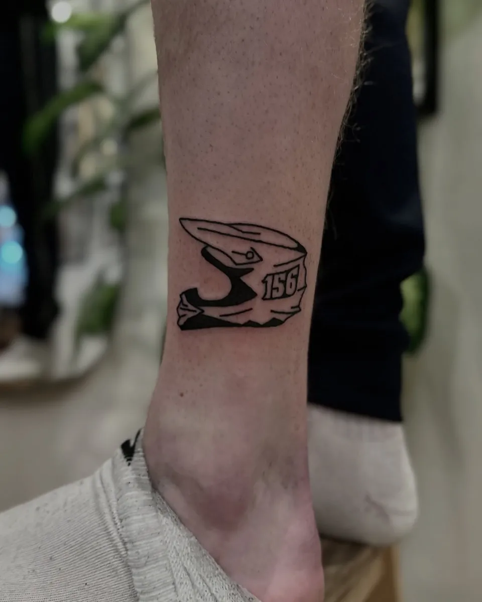 Ignorant tatuaż płonącego banknotu na nadgarstku (5) — Tattoo, Wujek Darek Tattoo, Warszawa