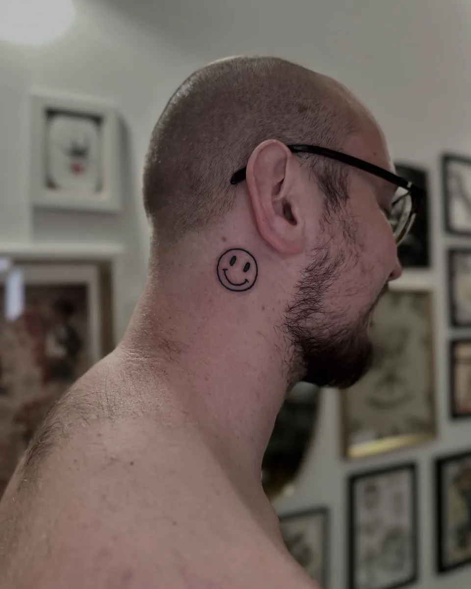 Ignorant tatuaż płonącego banknotu na nadgarstku (6) — Tattoo, Wujek Darek Tattoo, Warszawa