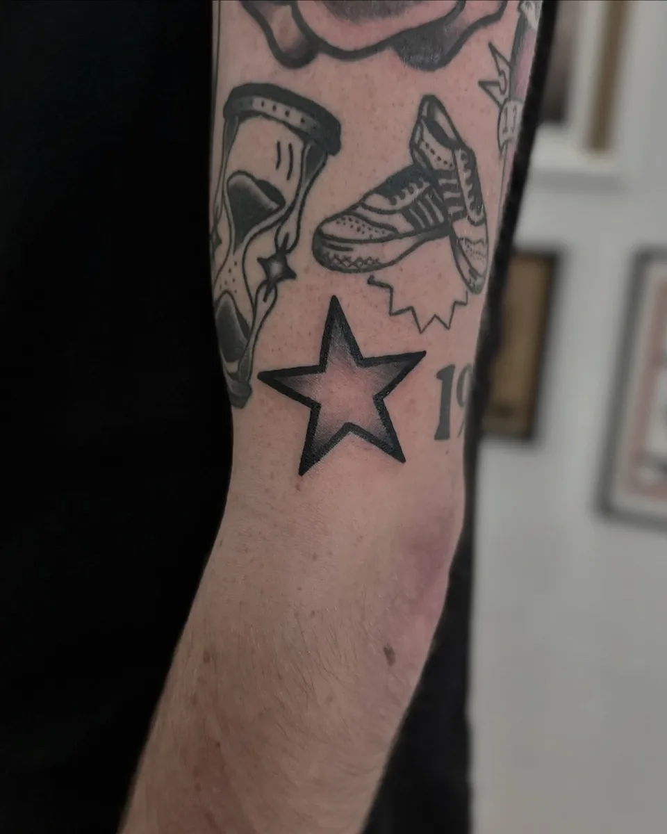 Ignorant tatuaż płonącego banknotu na nadgarstku (7) — Tattoo, Wujek Darek Tattoo, Warszawa