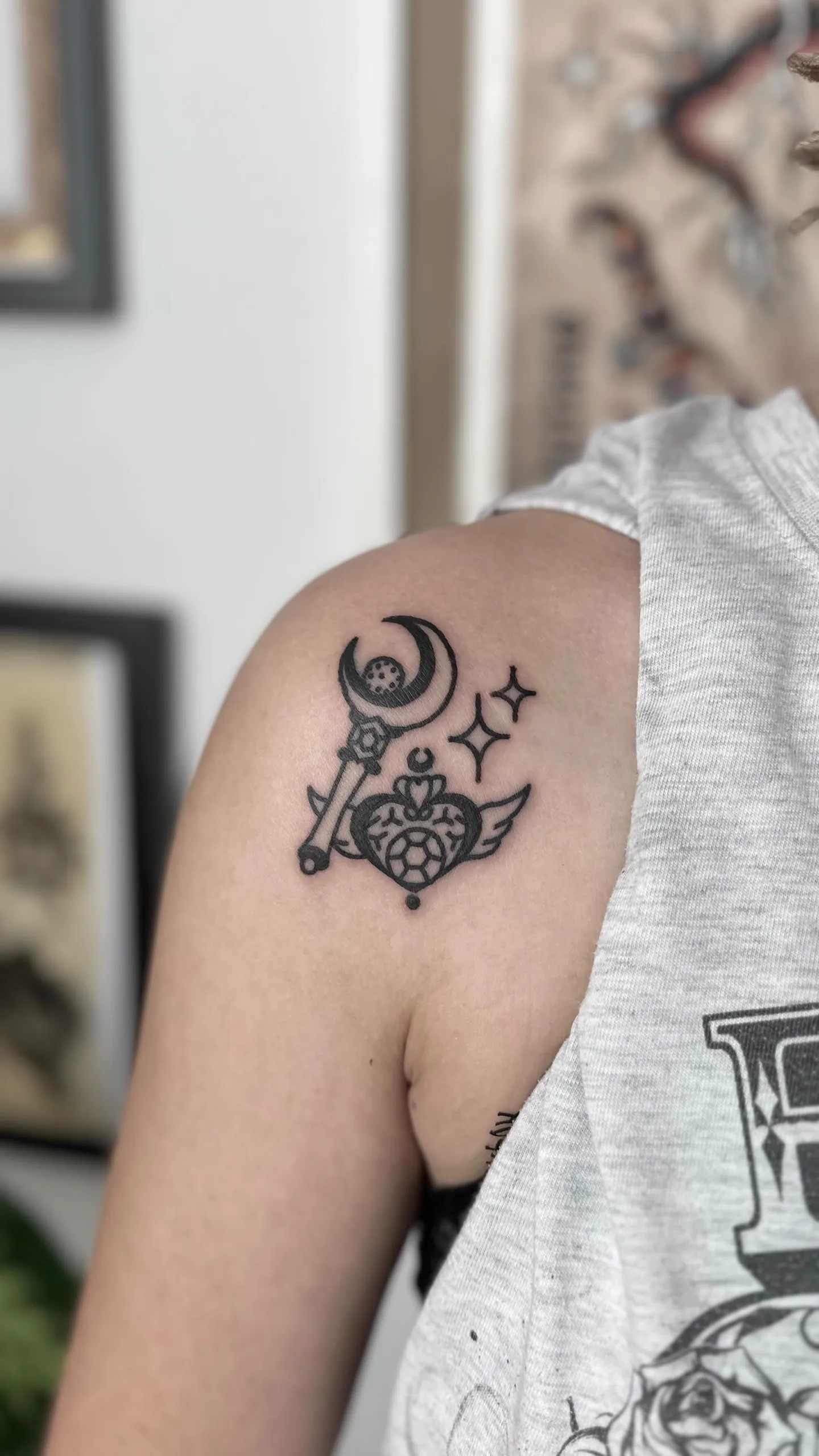 Tatuaż różdżki księżycowej z uskrzydlonym sercem w stylu gruby kontur — Tattoo, Wujek Darek Tattoo, Warszawa