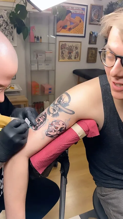 Sesja w pigułce dwóch dziar inspirowanych postaciami z gry Heroes 3 — Tattoo, Wujek Darek Tattoo, Warszawa